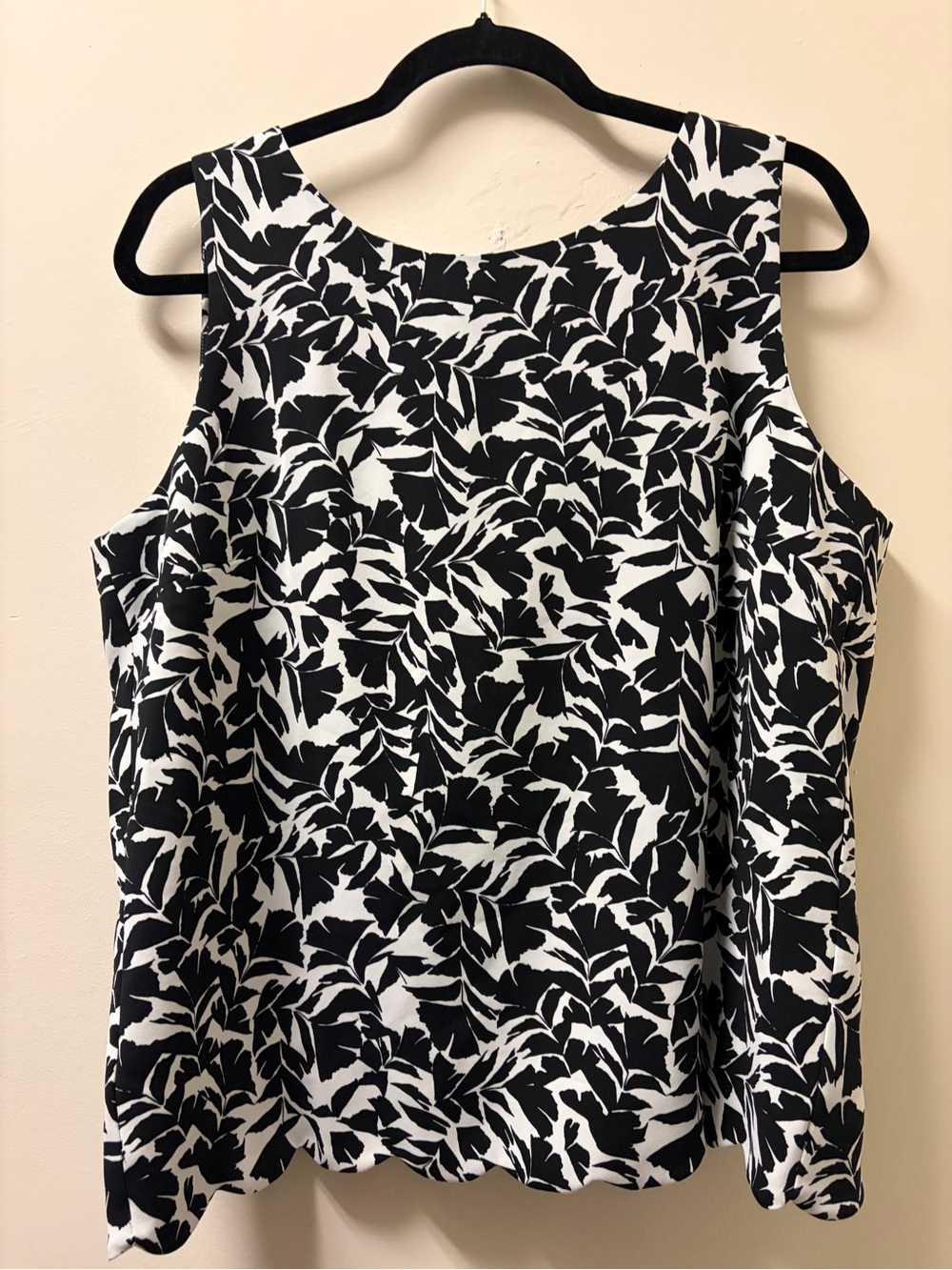 J. Crew Leaf Print Sleeveless Top with Back Cut Out Women’s Size Medium in B&W